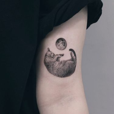 Tattoo von Zipin Black #ZipinBlack #moontattoos #moon #sky #stars #space #dream #cat #petportrait #fullmoon #animal #kitty #realism #realistic #hyperrealism
