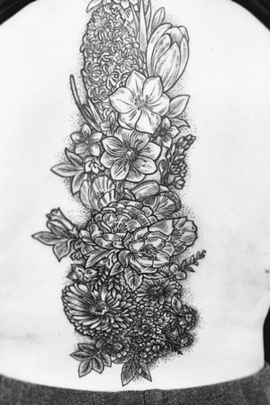 Floral•Done by Elisha Schauer @ New London Ink CT #floral #floraltattoo #flowers #flower #spine #backpiece #backtattoo 