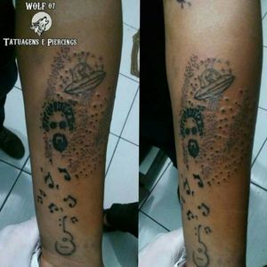 Continuado a inspiração, foi os pontos imitando poeira cósmica.Instagram do Cliente: @uelingtongurgelInstagram e Tattoodo do Tatuador: @wolf07_Instagram e Tattoodo do Estúdio: @wolf07tatuagens_#raul #raulseixas #poeiracósmica #tattoo #alien #musica #music #fish #ink #tatuagem #bodyart