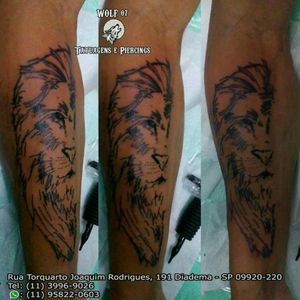 Leão em riscos Instagram do Cliente: @alemaster7750 Instagram e Tattoodo do Tatuador: @wolf07_ Instagram e Tattoodo do Estúdio: @wolf07tatuagens #lion #leão #risk #risco #ink #tatuagem #bodyart #tattoo #tintanapele #eletricink