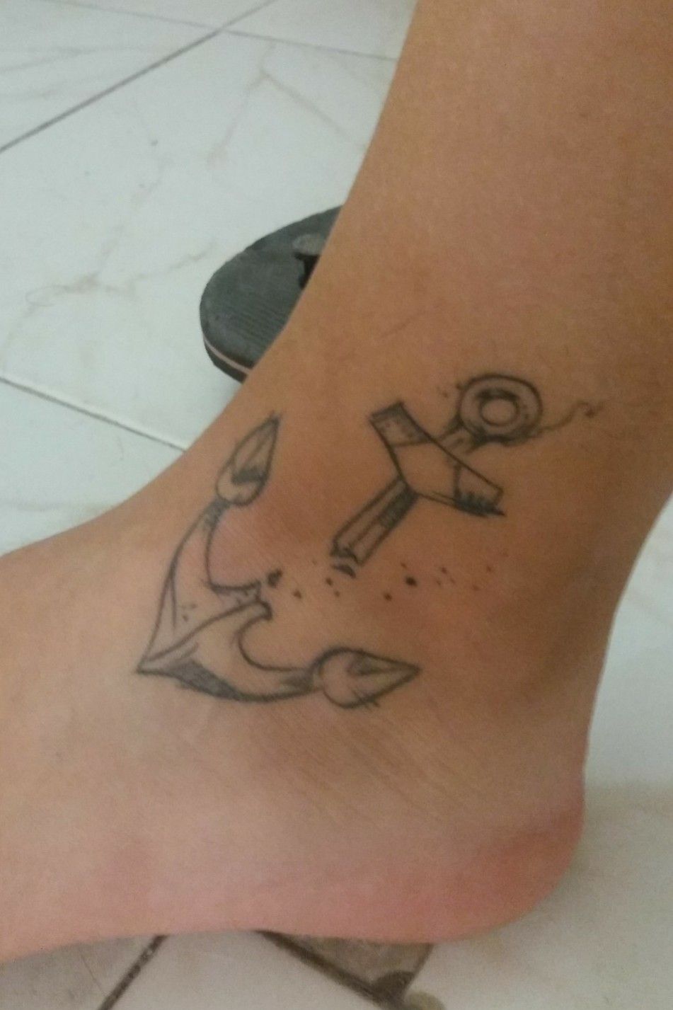 Tattoo uploaded by LittleBlackStar • Just a broken anchor in my ankle. #sea  #anchor #anchortattoo #seatattoo • Tattoodo