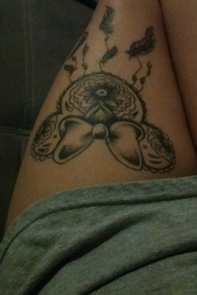 minnie mouse bow tattoo thigh