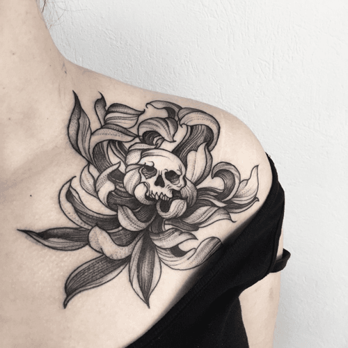 💀💀💀 #tattooartist #skull #chrysanthemum #flower #blackwork #blackworkers #ink #inked #tattooidea #lineart #dotwork #blacktattoo #girl #xystudio 