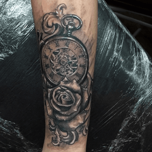 Tattoo black and grey  roses and  watch by marquezan lacerda frim brazil