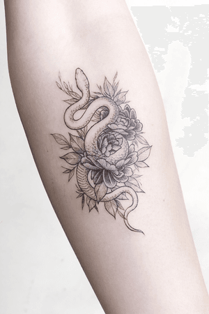 Mini Tattoo: fine line snake & flower @gloriatattoo