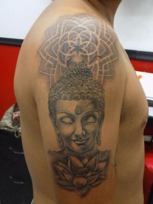 Buda en sombra con mandala en puntillismo