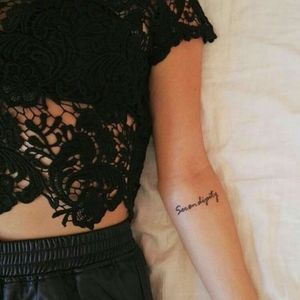 Mon premier tatoo sur l'avant bras. Seren dipity est un mot italien très important pour moi qui veut dire heureuse rencontre. Fait en Italie 