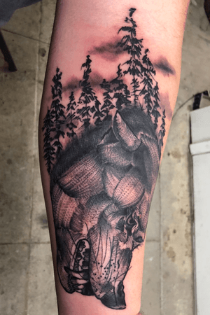 I swear thats not the shop floor. #wolf #forest #blacktattoo #peppershade #dotwork 