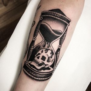 Tattoo by Matteo Galliera #matteogalliera #hourglasstattoos #hourglass #time #glass #skull #death #sand #woodgrain #wood