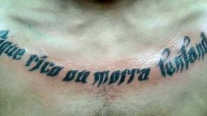 Tattoo escrita fique rico ou morra tentando, por Leandro_contreras