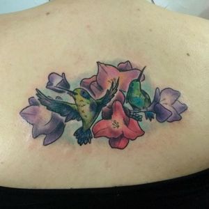 Tattoo colibríes y flores en la espalda//tatuaggio di colibrì e fiori... Gracias por el aguante. #tattoo #fullcolortattoo #colortattoo #colibri #colibritattoo #argentinatattoo #buenosairestattoo #temperley #florestattoo #tatuaggio 