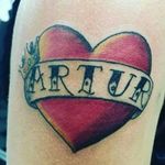 Tattoo coração com nome em homenagem.
