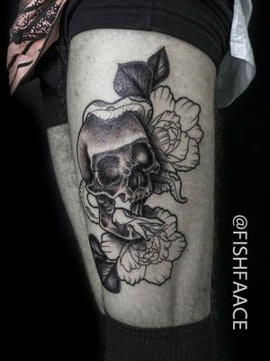 Skull, Snake and Peony Blackwork Neo Traditional Tattoo Caveira, Cobra e Peônia Blackwork Neo Traditional Tattoo Tatuagem