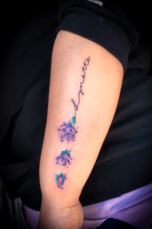 Watercolour roses and script on the forearm #watercolortattoo #rosetattoo #colortattoo 