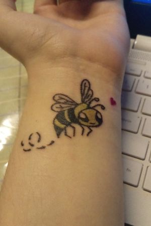 🐝🖤 #bee #handpoked #beekeeper 