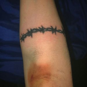 Handpoked barbed wire #handpoketattoo #handpoked #tattooart 