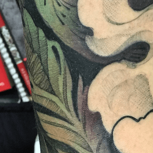 I love details. I put a lot of thought into how the artwork looks from far away as well as right up close. I even sometimes like to hide secret things in there as a treat for those who pay close attention 😉 I love your feedback, tell me what you think. Yoricktattoo@gmail.com#feathertattoo #tattoodetail #upcloseandpersonal #upclose#secretmessage #tattooart#atxtattoo#atxartist #yoricktattoo#tattooofthday#tattooartist #pheonix #bird #fire #smoke #austin #houston #dallas #sanantonio #texas