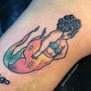 Black Fat Mermaid • #tattoo #tatuagem #tattoofeminina #tatuagemfeminina #tatuagemdelicada #mermaid #mermaidtattoo #sereia #sereiatattoo #fatmermaid #representatividade #colorfultattoo