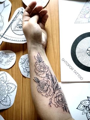 Flower bunch #whipshaded #flowertattoo #flowers #dnipro #tattooartist #lineworktattoo #blacktattoo 