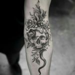 💀💐 Cool Tattoo #flowertattoo #skulls #snaketattoo #snakeskulltattoo #skullflowers Support Me Please ❤