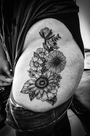 #flowers #flowerstattoo #tattooartist #tattooart #hipstattoo #tattooblack #blackwork #flower 