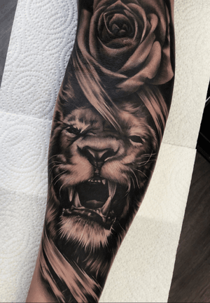 🦁🌹 #tattoo #lion #liontattoo #rose #rosetattoo #tattoodesign #tattooideas #tattooidea #ink #forearmtattoo #paint #painteffect #tattoooftheday @tattoodo 