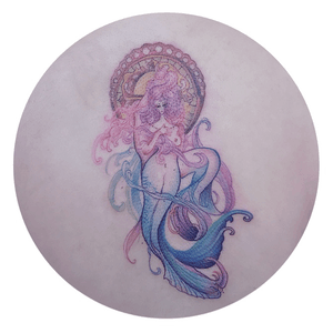 Tattoo by Momo artist #watercolor #watercolortattoo #fish #fishtattoo #Pisces #pisceswoman #ocean #OceanTattoos #commemorativettattoo 有人在大海里得到救赎.有人在岸边得到勇气.我收藏的秘密，全部转换成纹身，带着它，给你新的勇气.文案：木木纹身师：木木用时：2h50