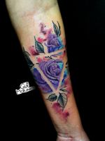 #rose #watercolor #watercolorrose #abstract #abstractrose #purpleroses #triangle #triangletattoo #fullcolor #electricink #pontagrossa #brazil 