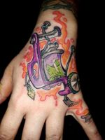 Auto tatuagem na mão esquerda, estampei o símbolo do trabalho que eu amo, e quero carregar comigo para todo sempre. Desenho autoral, baseado nas formas da minha primeira máquina no estilo New School.