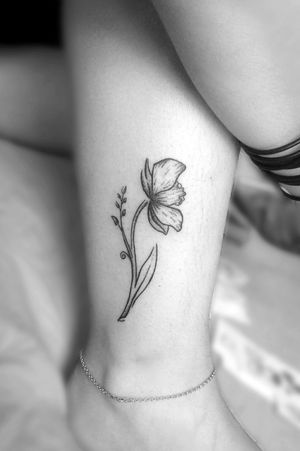 #TattooGirl #tattooart #tattooartist #womantattoo #flowertattoo #flowers #flower #dotworktattoo #dotwork #dotworkers 