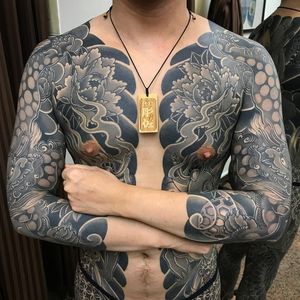 Tattoo by DiaoZuo #DiaoZuo #fooddogtattoo #shishi #foodog #lion #guardian #folklore #protector #peony #smoke #fire #bodysuit #Japanese #irezumi