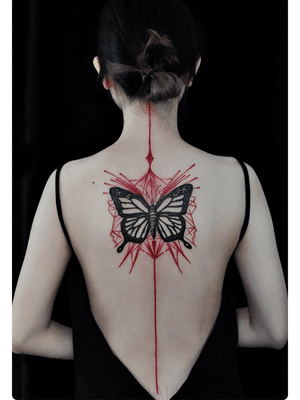 Tattoo by Momo artist #red#fineline #geometric #geometrictattoo #realism #butterfly #butterflytattoo In the twilight of the ink, the cold and quiet, hidden in the simple afterglow, turned into a kind of virtual innocence, pure petals, pure petals, falling into the dust with the wind. Momo work，2h20