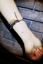 Micro tatto of chinese character ‘Day’ #microtattoo #minimalistic #minitattoo #smalltattoo #littletattoo #chinese