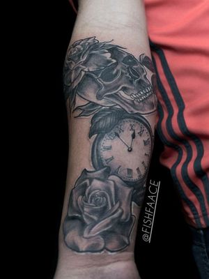 Clock, roses and skull Neo Traditional Blackwork cover up tattoo tatuagemRelógio, rosas e caveira Neo Tradicional Blackwork cobertura tattoo tatuagem
