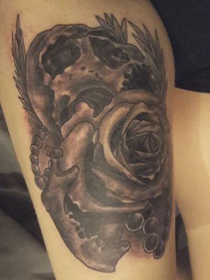 Skull and rose on right thigh