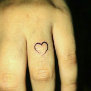 Heart tattoo - fineline#hearttattoos #fingertattoos #finelines #finelinetattoo #blacktattoos #tattooarr #tattoodelicada #tattooartist #tattoocute
