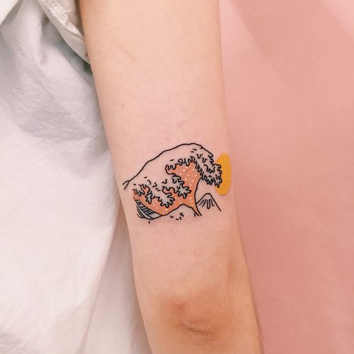 Tattoo by Nawon aka Take My Muse #Nawon #TakeMyMuse #minimalisttattoo #minimal #small #tiny #smalltattoo #simple #waves #Hokusai #wave #boat #sun #ocean #Japanese