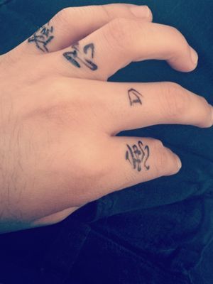#tattoo #tattookanji #kanjitattoo #tattoodeftones #koinoyokan #tattookoinoyokan #fingertattoo #inkedfingers #ink #tattooartist #inker #kanjiink #deftoneskoinoyokan #tattoolife #tattoocalligraphy #japancalligraphy #japantattoo #inkcaligrafia #davesalazarartattoo