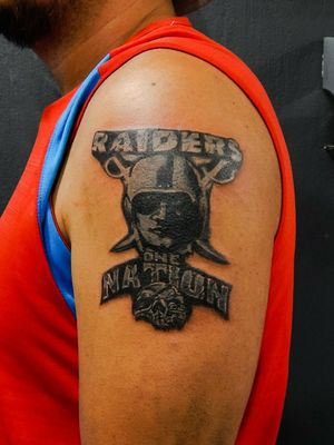 Gracias por la confianza...pasión por tu equipo, porque tinta es tinta...#tintaestinta #ink #tattoos #inked #art #tattooartist #instagood #tattooart #artist #photooftheday #inkedup #tattoolife #me #style #bodyart #db #americano #cdmx #inkadict #inked #menstyle #mentattoo #tatt #instapic #trendy #onenation #styleblogger #oakland #raiders #nfl@artymana.tattoo @worldfamousink