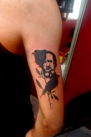 Tatuagem com arte autoral por Kelvi Klaine.Baseada no escritor poeta Edgar Allan Poe.Feita pelo meu amigo Andy Villela do studio Maius Tattoo!