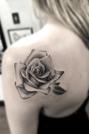 A rose for Nicole🤙🏼 For bookings email me at info@luckyironstattoo.com or call on +45 33 33 72 26.•#tattoo #tattoos #tattooed #tattooedlife #tattooartist #copenhagentattoo #bnginksociety #neotraditional #tattoodo #ztattoo #luckyironstattoo #kakluckytattoos #blxckink #tattooharbour #elitecartridges 