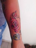 Porque tinta es tinta... Gracias por la confianza... Divertido trabajo... #tintaestinta #ink #tattoos #inked #art #tattooartist #instagood #tattooart #artist #zorro #inkedup #tattoolife #me #style #bodyart #rosa #red #cdmx #inkadict #inked #girly #girltattoo #tatt #instapic #trendy #foxy #sexy #rose #mini #fox @artymana.tattoo @worldfamousink