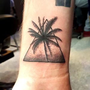 Created by Paul Andres from Oriana Tattoo Miami Beach :)2018#miami #miamitattoos #palm #palmtree #palmtreetattoo #palmtattoo #dotting #geometry #geometrytattoo #geometrictattoo 