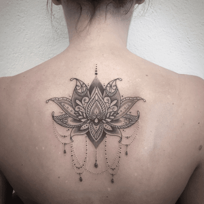 #lotus #lotustattoo #lotusmandala #lotusmandalatattoo #dots #dotwork #dottattoo #dotworktattoo #petitspoints #stipple #stippletattoo #backtattoo #girltattoo #blackandgreytattoo #blackandwhitetattoo #lespetitspointsdefanny #tattoolausanne 