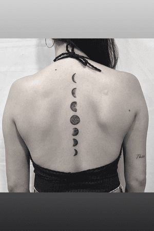 ———— Moon phases ————..— Agenda aberta para o mês de julho —..———————//————//—————#tattoo #tattoo2me #tattoo2us #moontattoo #moon #tattooja #tattoojaoficial #inspirationtattoo #lovetattoos #tattoobrasil #dotworktattoo #dotwork #blackworkerssubmission #blackwork #blackandwhite #blackworkers #tattooing #dark #darkart #darkartists #tatuagemfeminina #tattoogirls #girltattoo