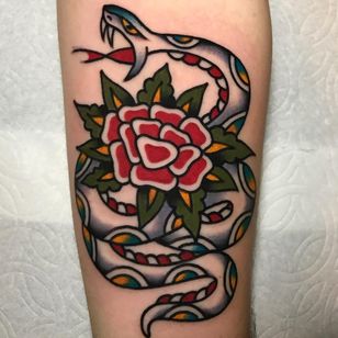 Tattoo by Rukus #Rukus #traditional #traditional tattoo #color #oldchool #AmericanTraditional #serpiente #reptil #serpiente #rosa #flores #flores #hojas #naturaleza #animales