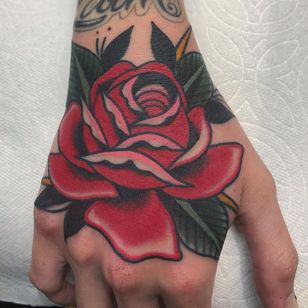 Tatuaje de Matt Cannon #MattCannon #traditional #traditional tattoo #color #oldchool #AmericanTraditional #rose #flower #flowers #leaves #naturaleza