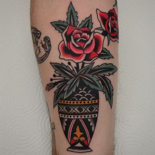 Tatuaje de Florian Santus #FlorianSantus #traditional #traditional tattoo #color #oldschool #AmericanTraditional #rose #flower #floral #jase #pottedplant #leaves #naturaleza