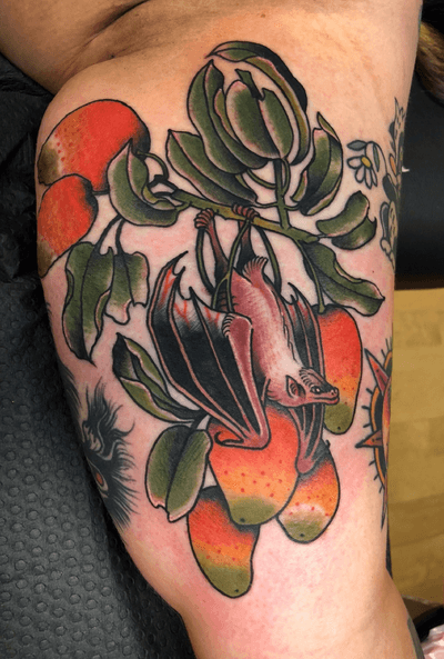 Little bat with its mango 🤗❤️ #fruitbat #battattoo #botanicaltattoo #botanical #fruittattoo #mango 