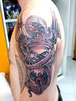 Símbolo da história. Tattoo do Rafael. #tattoo #tatuagem #saopaulotattoo #blackandgray #blackwork #hourglasstattoo #cobra #polacotattoo #BestArtists #besttattoos #tattooartist 